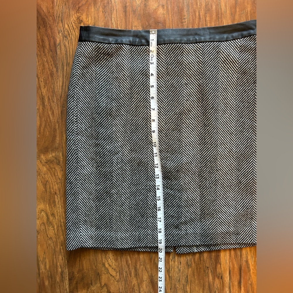Pencil Skirt in Grey and Black Herringbone Print Prefect For Work - Picture 4 of 9
